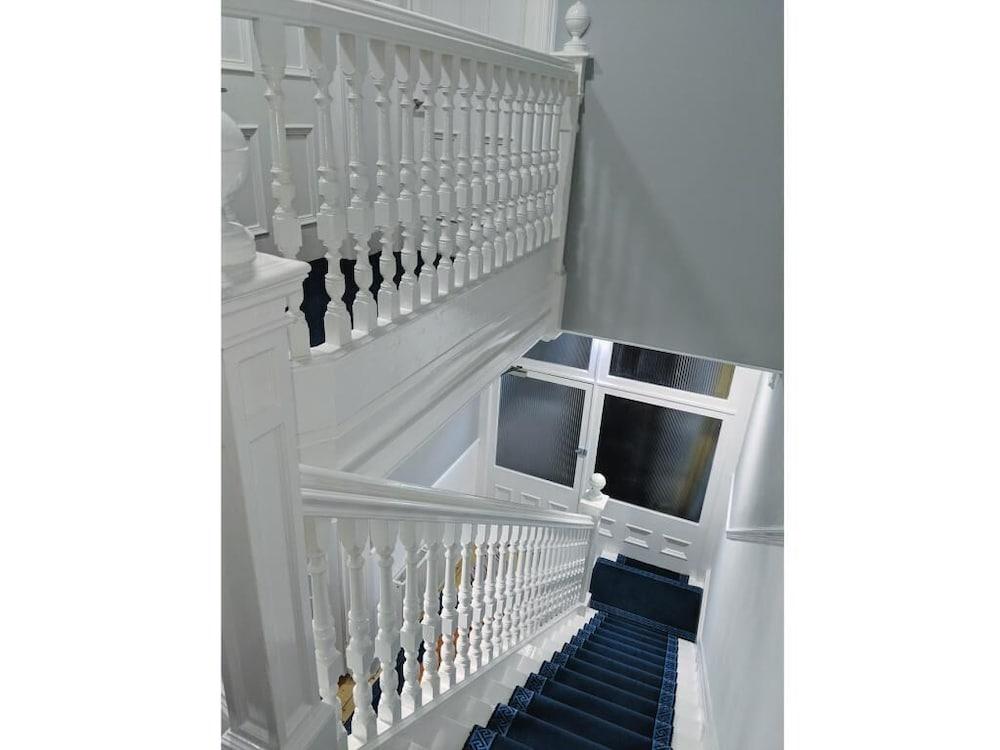 Falcon Crest 3* EDI