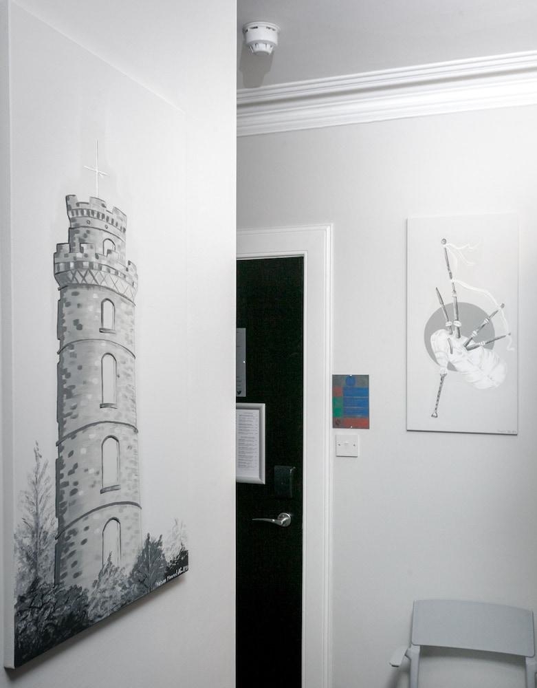 Hostel West End *