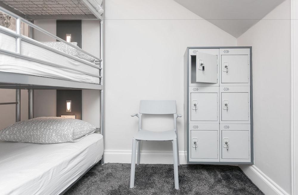 Hostel West End *