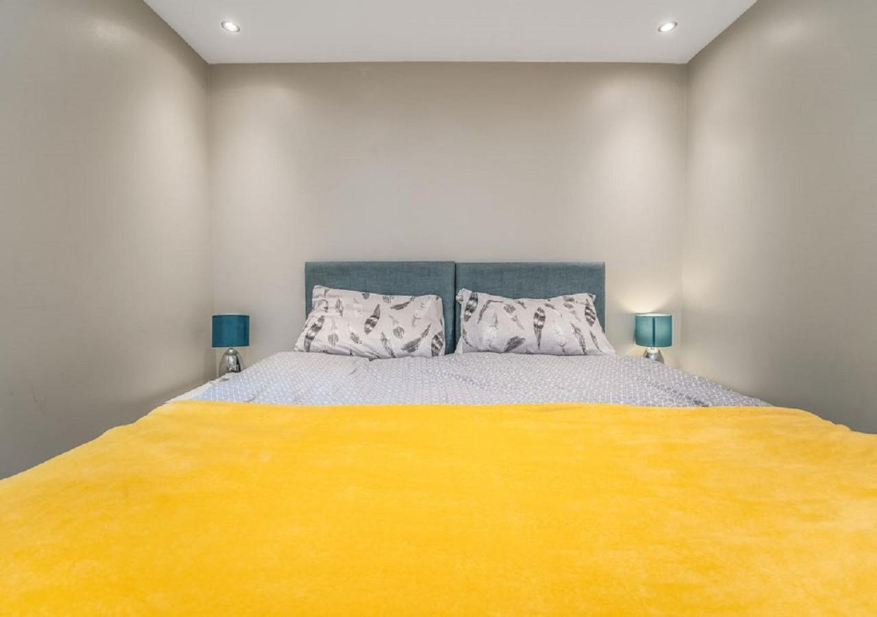 Heart Of Edinburgh's Old Town - Modern 2 Bedroom & Lift - Old Fishmarket Close. * EDI