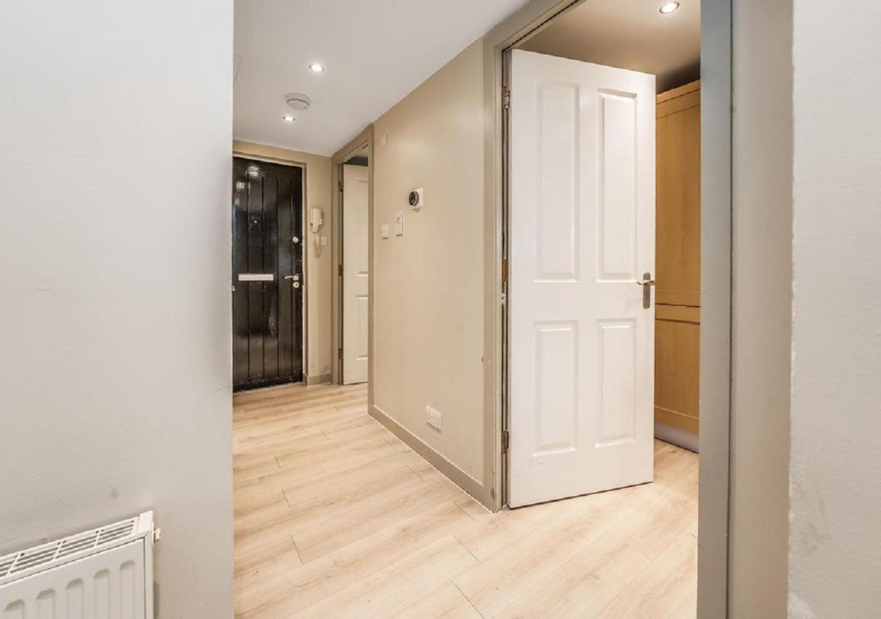 Heart Of Edinburgh's Old Town - Modern 2 Bedroom & Lift - Old Fishmarket Close. * EDI