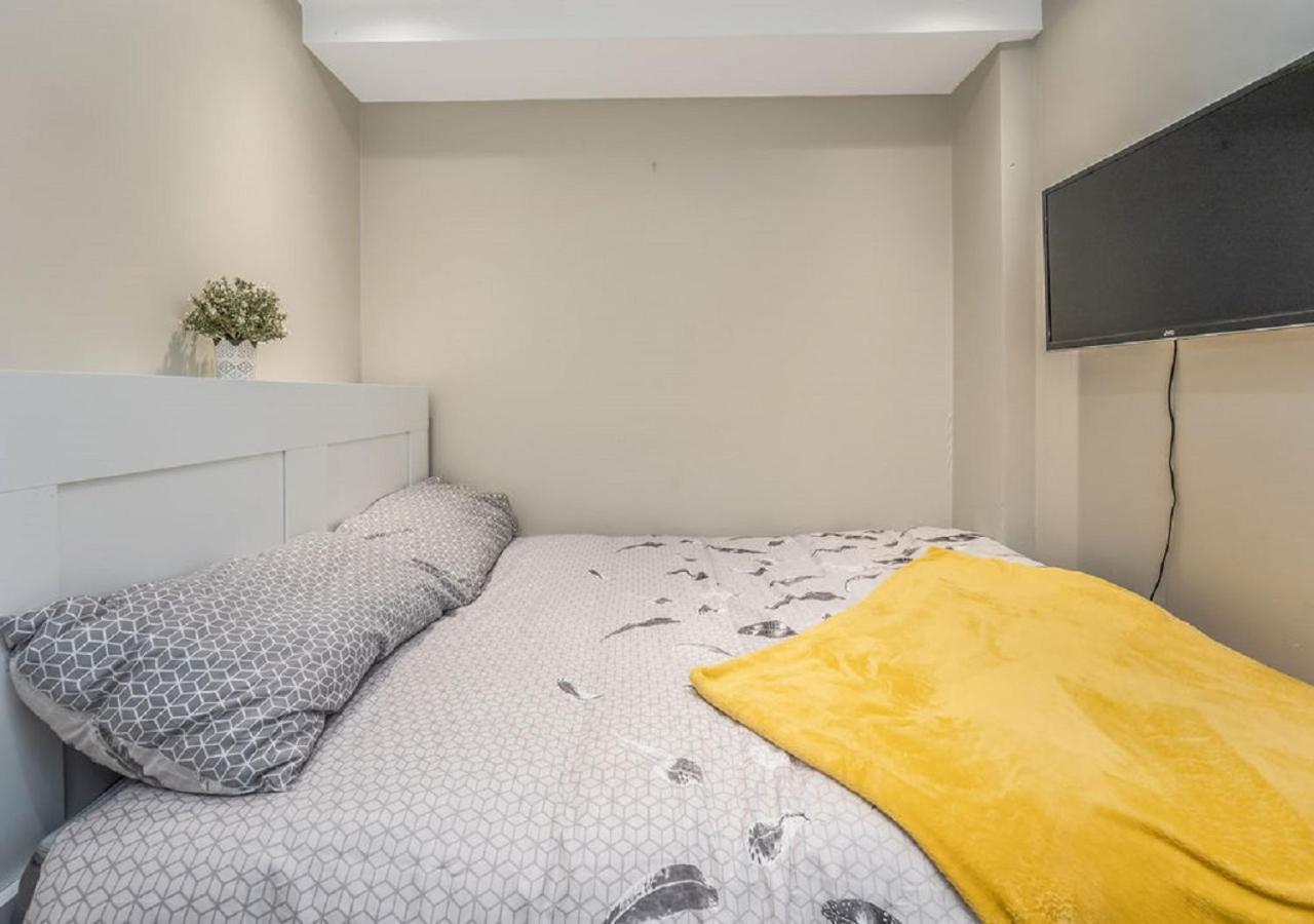 Heart Of Edinburgh's Old Town - Modern 2 Bedroom & Lift - Old Fishmarket Close. Apartment