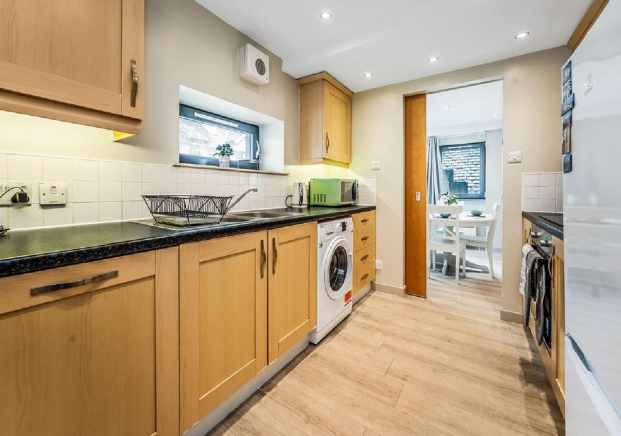 Apartment Heart Of Edinburgh's Old Town - Modern 2 Bedroom & Lift - Old Fishmarket Close. *