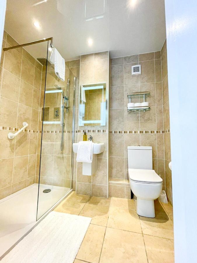 Suburban Bliss In Desirable Trinity, Free Parking Hébergement de vacances *