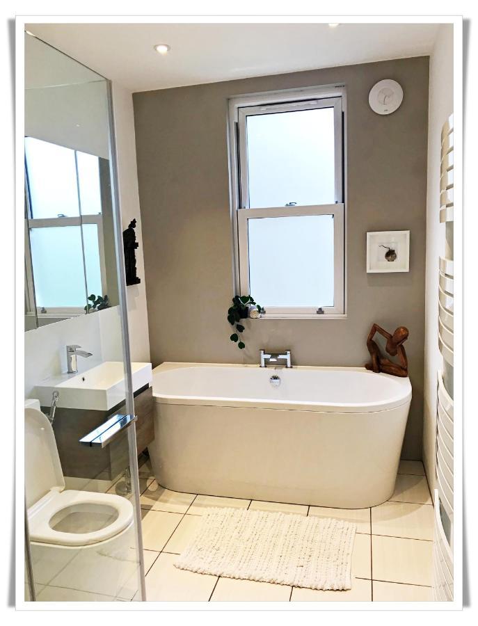 Spacious And Modern 2 Bedroom Flat Near The Centre *