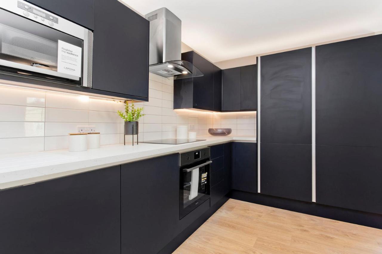 Modern Centre 2 Bedroom 2 Bathroom Apartments, Main Door Ground With Private Parking EDI