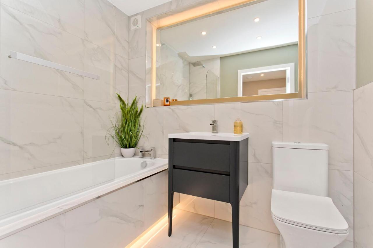 Modern Centre 2 Bedroom 2 Bathroom Apartments, Main Door Ground With Private Parking Apartment *