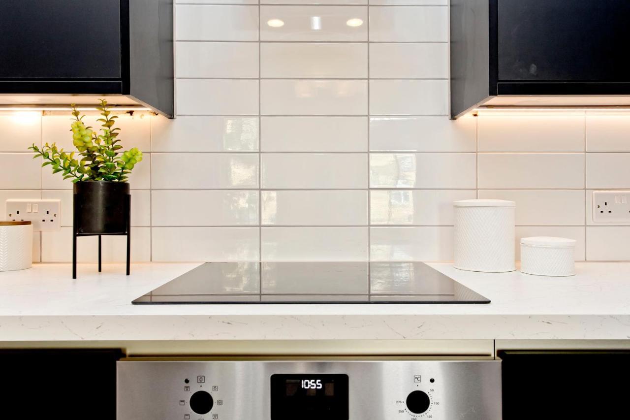 Modern Centre 2 Bedroom 2 Bathroom Apartments, Main Door Ground With Private Parking EDI