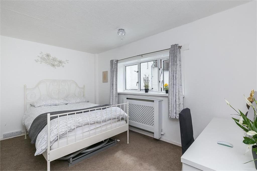 Ferienhaus Dreghorn House - 10 Beds 2,5 Ba - Private Parking - Free Wifi