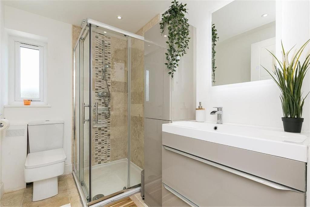 Dreghorn House - 10 Beds 2,5 Ba - Private Parking - Free Wifi Ferienhaus *