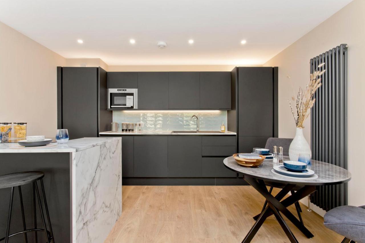 Modern Centre 2 Bedroom 2 Bathroom Apartments, Main Door Ground With Private Parking Apartment