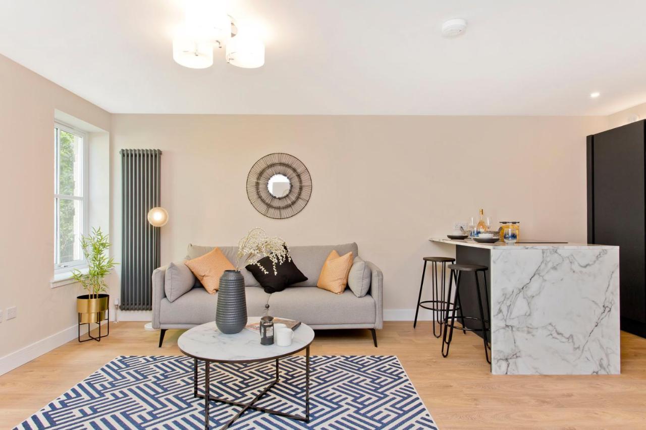 Apartment Modern Centre 2 Bedroom 2 Bathroom Apartments, Main Door Ground With Private Parking EDI