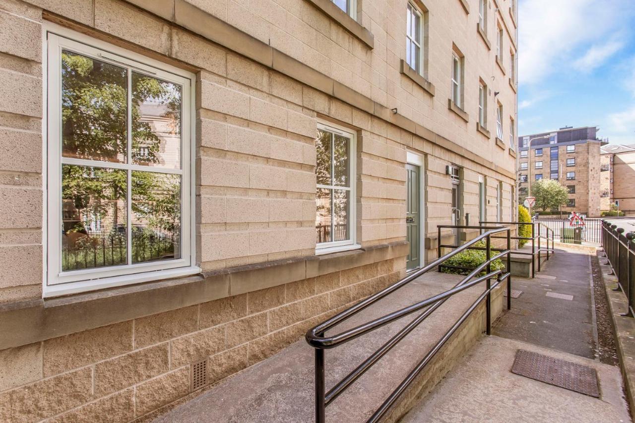 Modern Centre 2 Bedroom 2 Bathroom Apartments, Main Door Ground With Private Parking Apartment