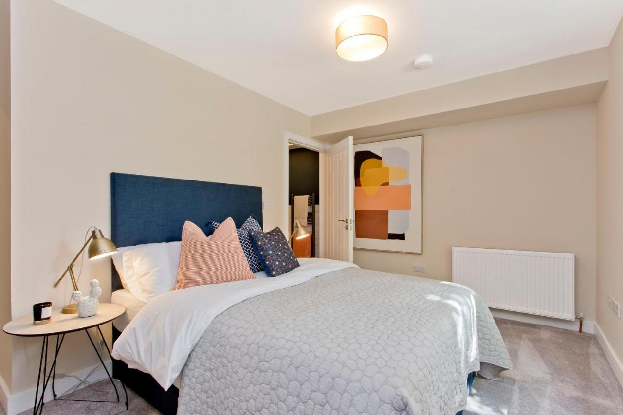 Apartment Modern Centre 2 Bedroom 2 Bathroom Apartments, Main Door Ground With Private Parking *