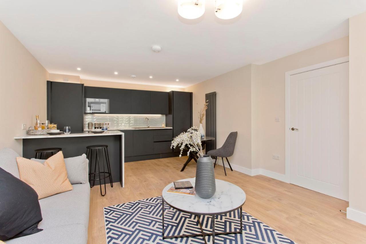 Modern Centre 2 Bedroom 2 Bathroom Apartments, Main Door Ground With Private Parking EDI