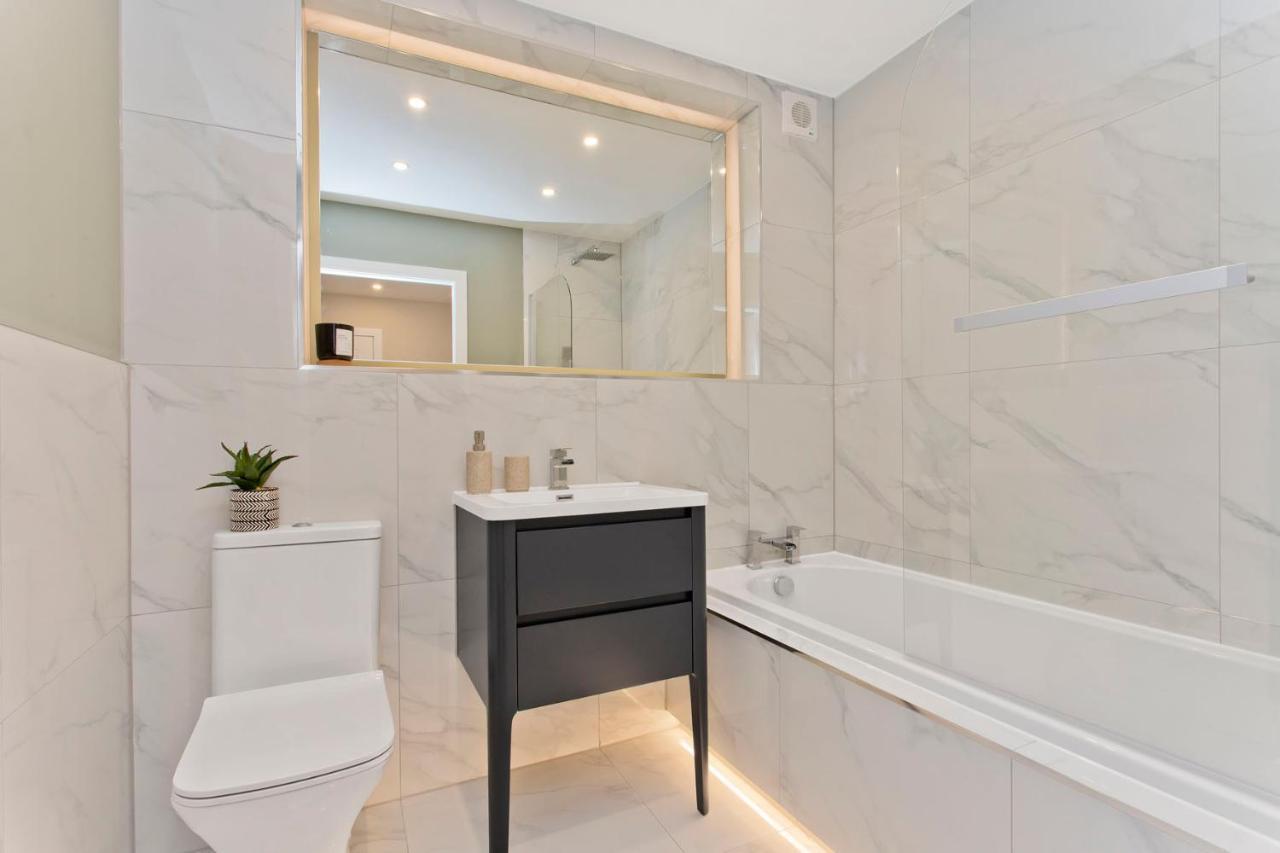 Modern Centre 2 Bedroom 2 Bathroom Apartments, Main Door Ground With Private Parking