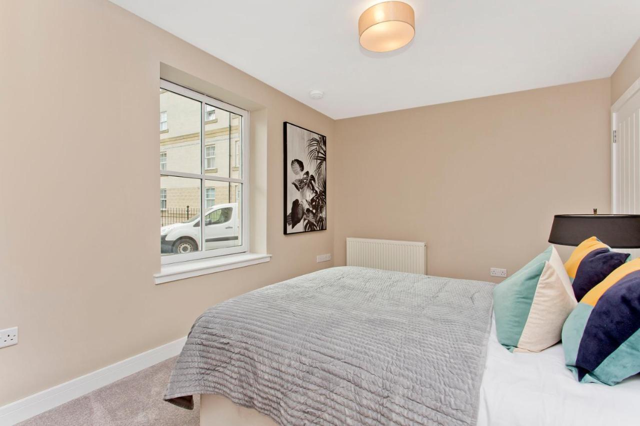 Modern Centre 2 Bedroom 2 Bathroom Apartments, Main Door Ground With Private Parking EDI