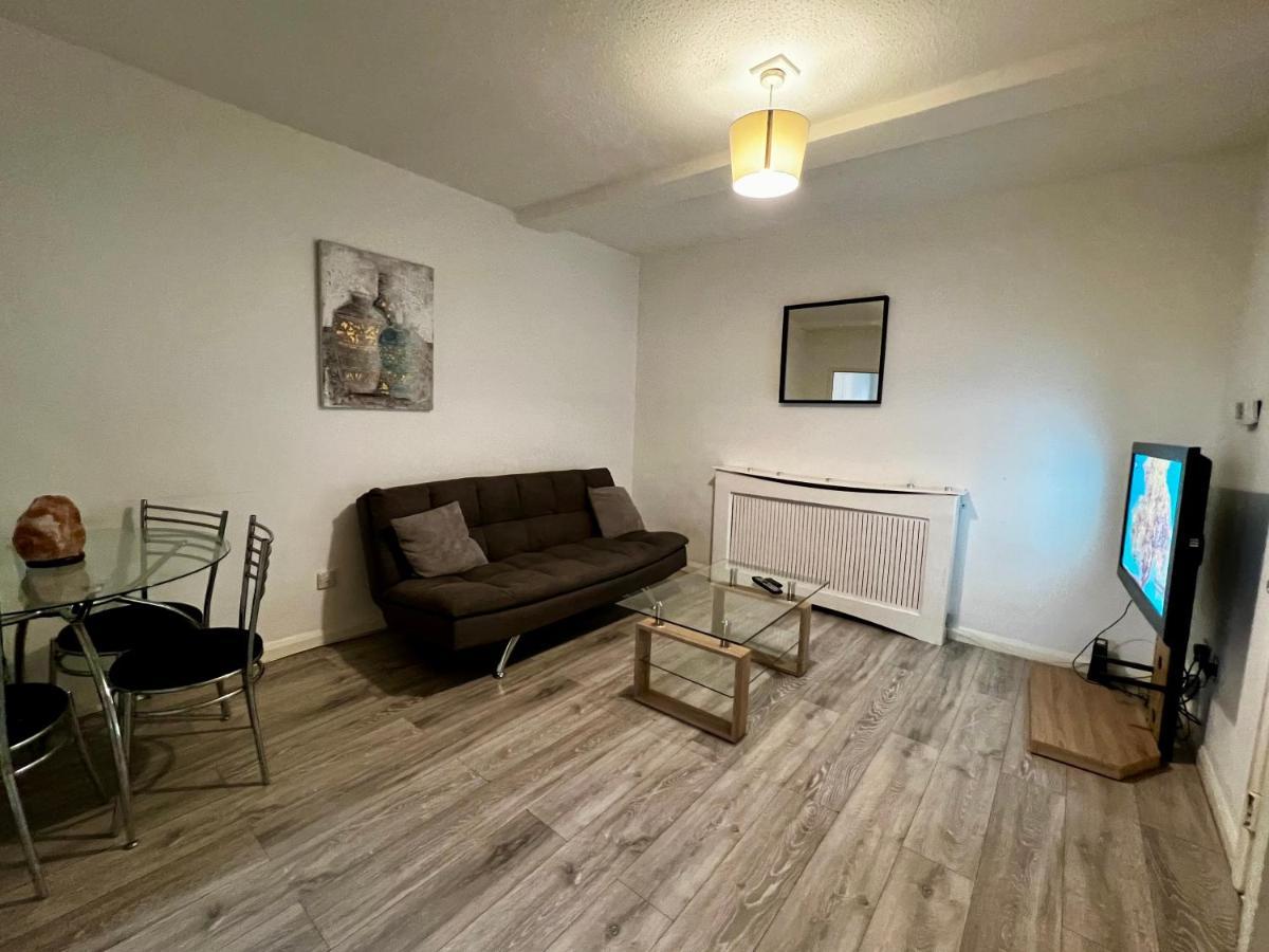 Lovely 2 Bedroom - Centre Apartment *