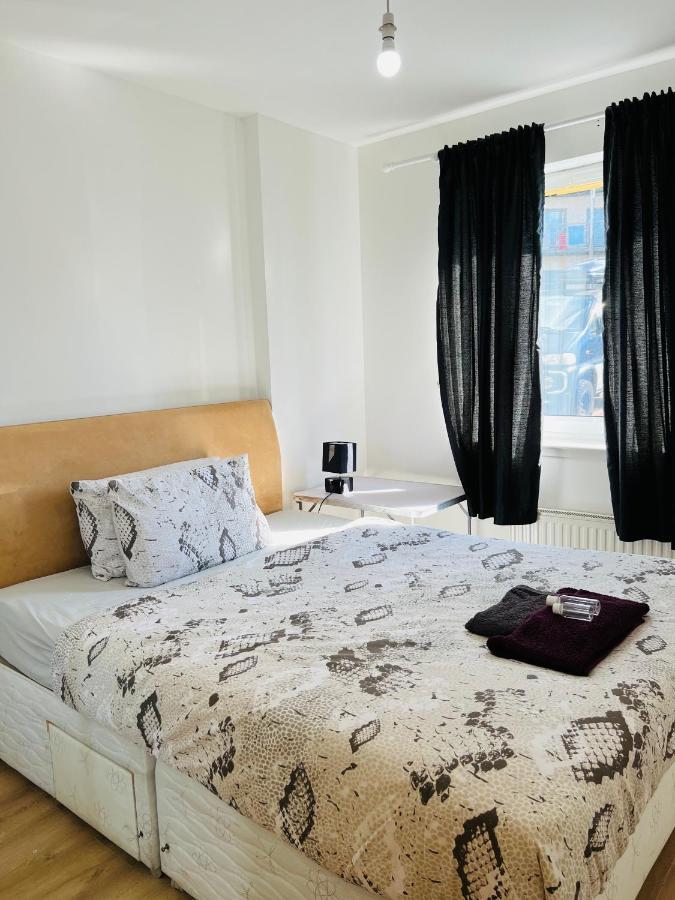 Fabulous 2bed 2bath Ground Floor Serviced Near Apartment *