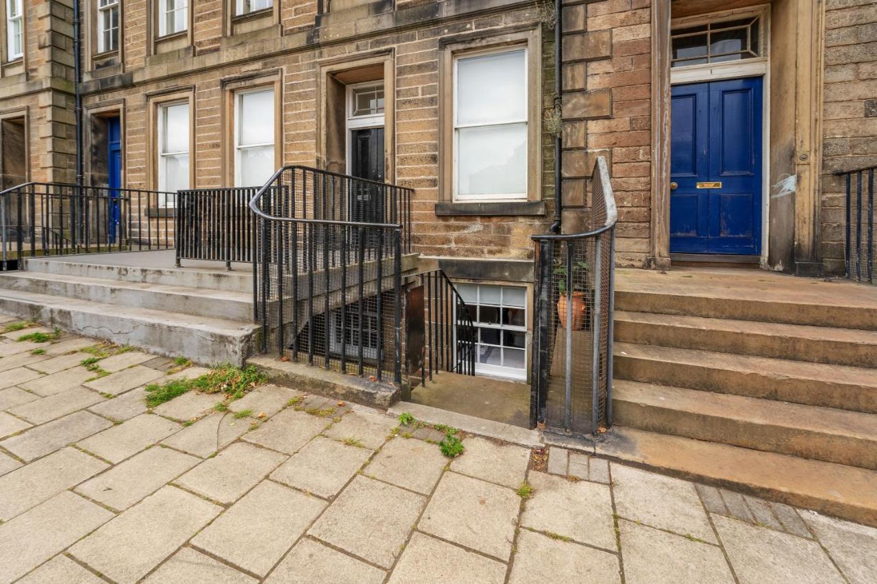Cozy With Character Large 2 Bedroom Main Door With Garden *