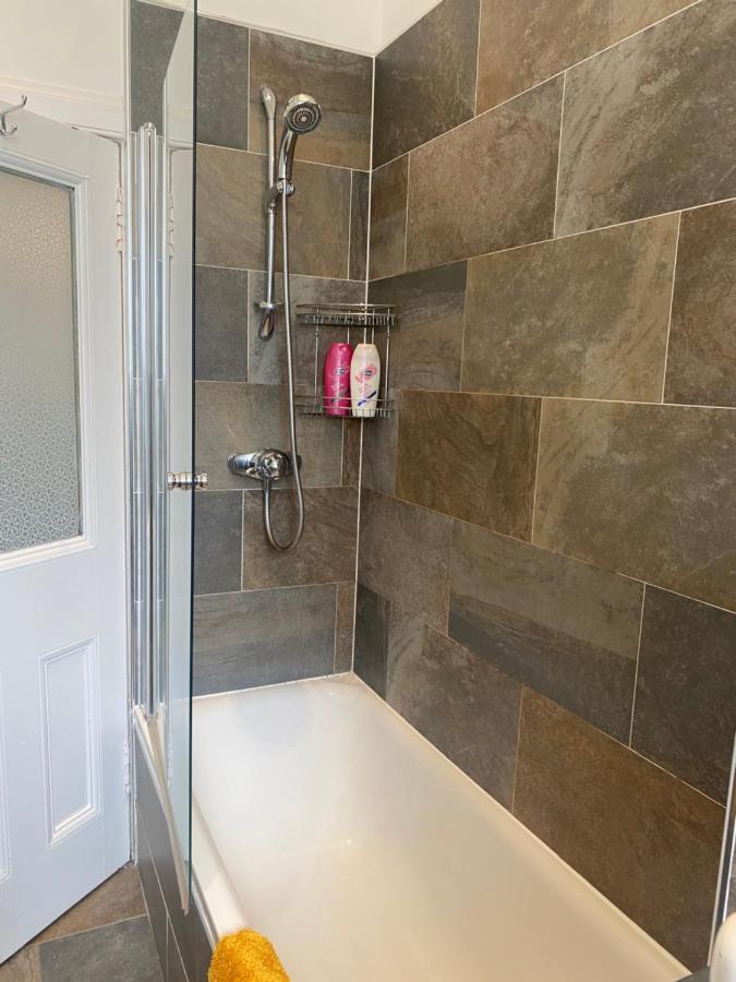 Lovely Main Door 2 Bed EDI