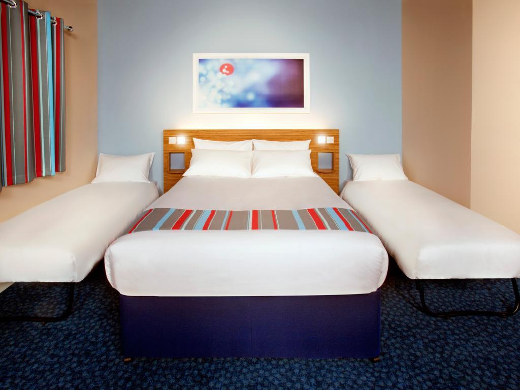 Travelodge Central 3*