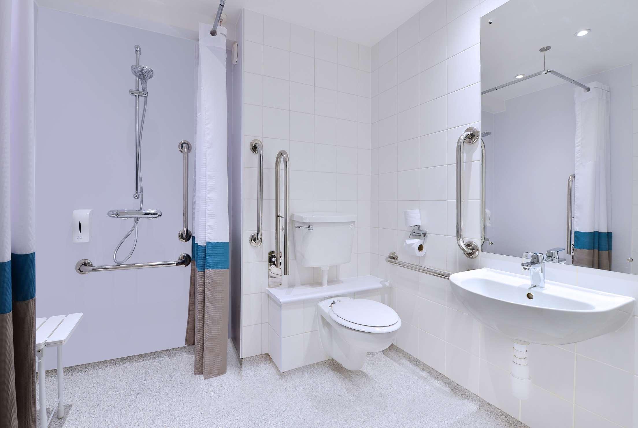 Travelodge Central 3*