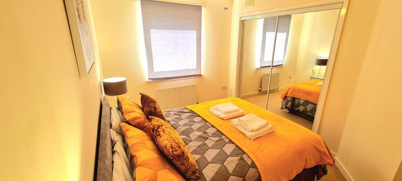 Elegant 2 Bedroom Centre - Free Parking - Private Balcony - Stunning Views