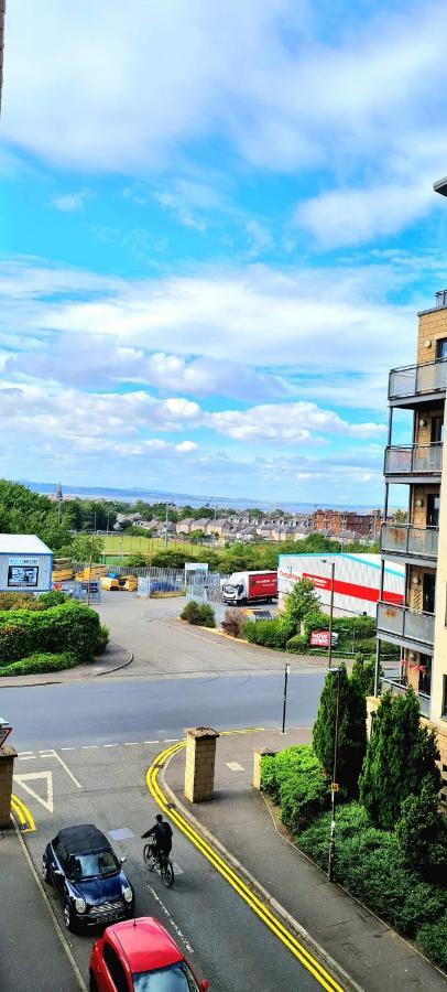 Apartment Elegant 2 Bedroom Centre - Free Parking - Private Balcony - Stunning Views *