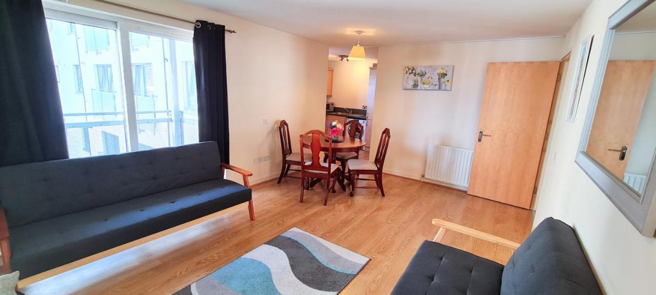 Apartment Elegant 2 Bedroom Centre - Free Parking - Private Balcony - Stunning Views *