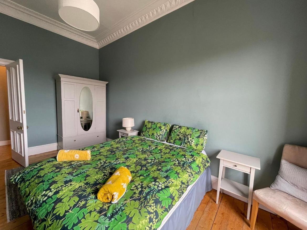 Montgomery Street Apartment *