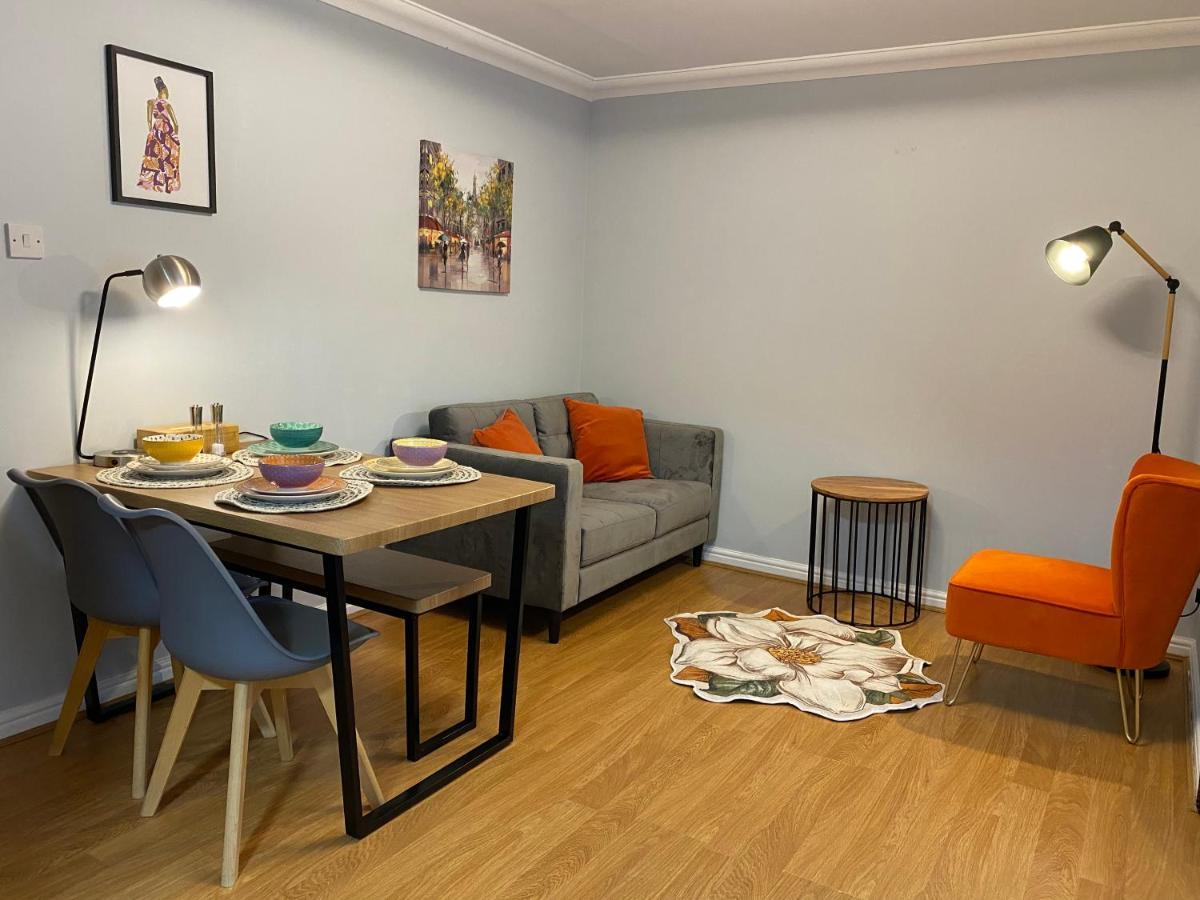 Private Main Door Lovely 2 Bedroom *