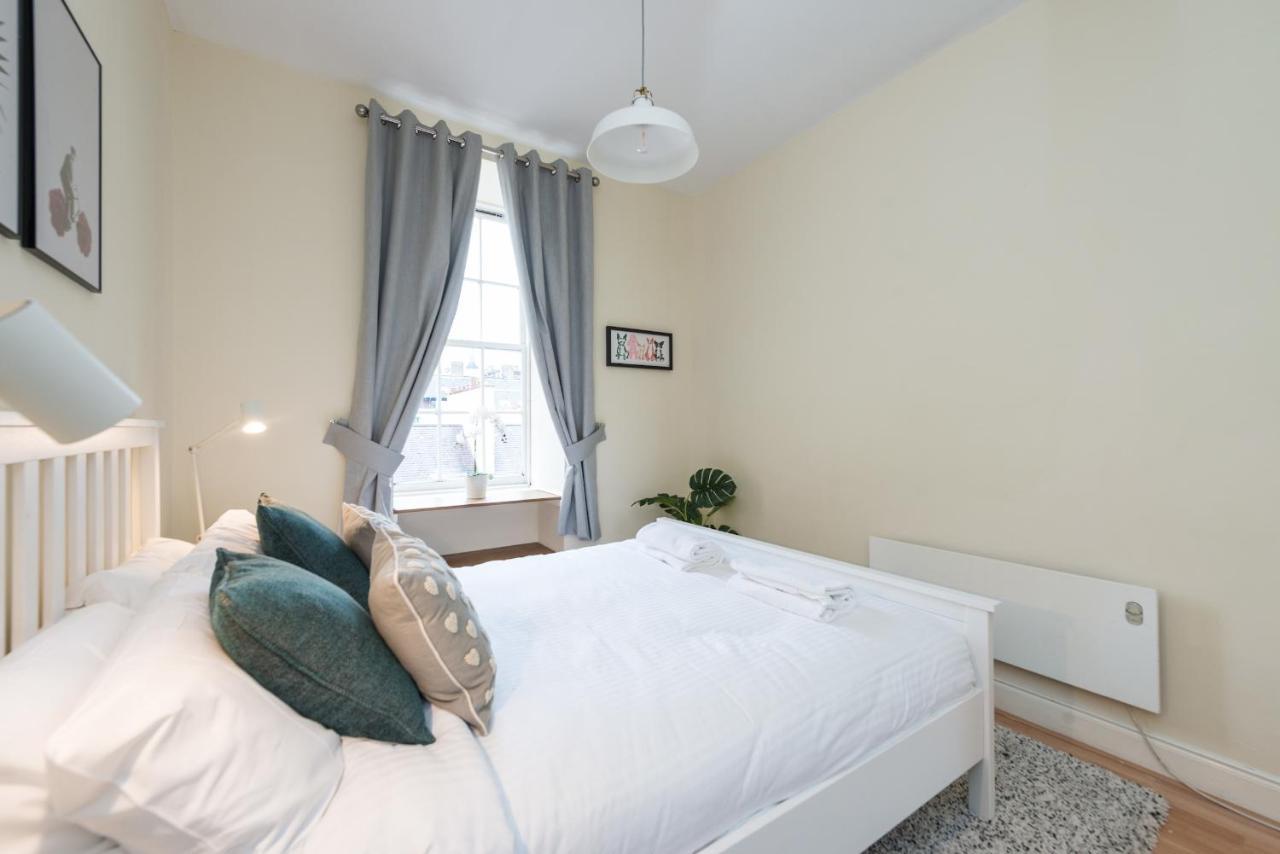 Bright And Modern 2 Bed Apartment