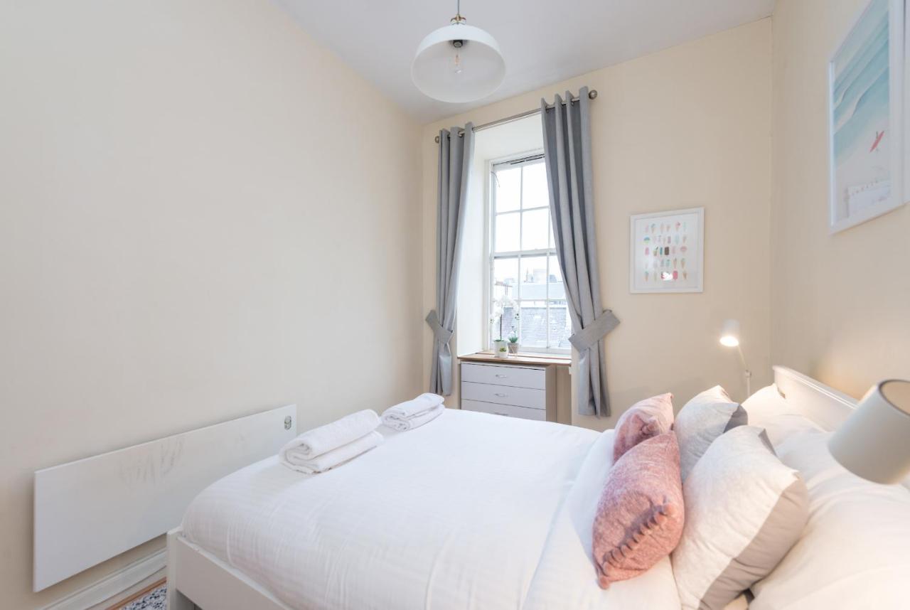 Bright And Modern 2 Bed Apartment *