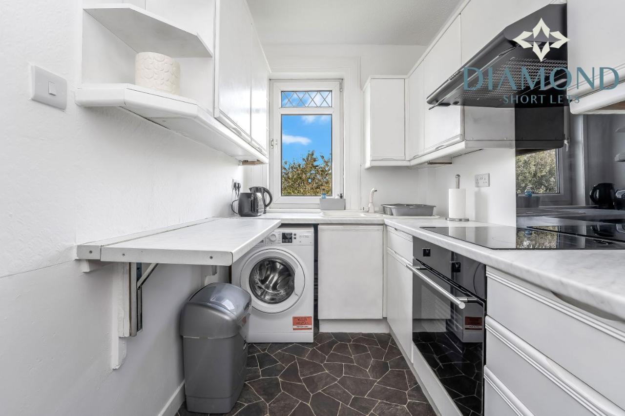 Cosy 2 Bed West End Free Parking *