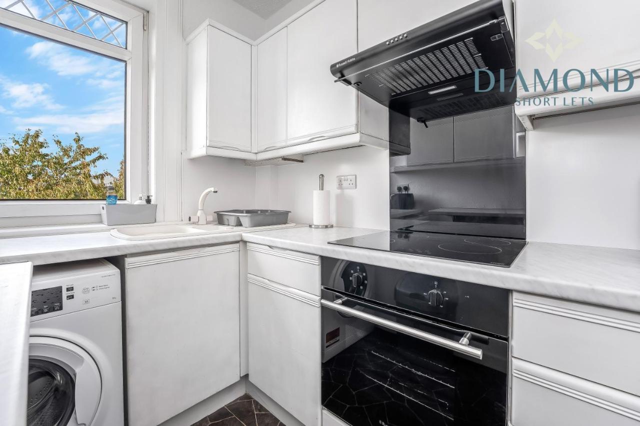 Cosy 2 Bed West End Free Parking Apartment