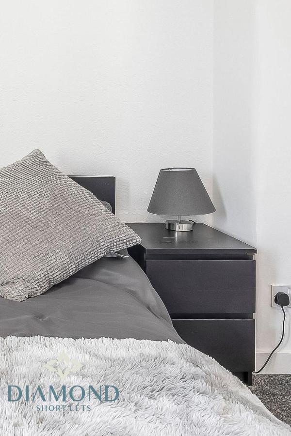 Cosy 2 Bed West End Free Parking Apartment