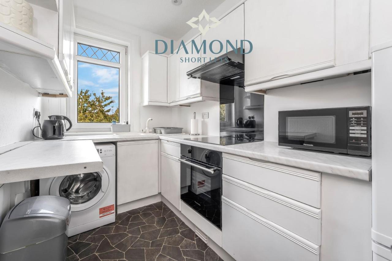 Cosy 2 Bed West End Free Parking Apartment