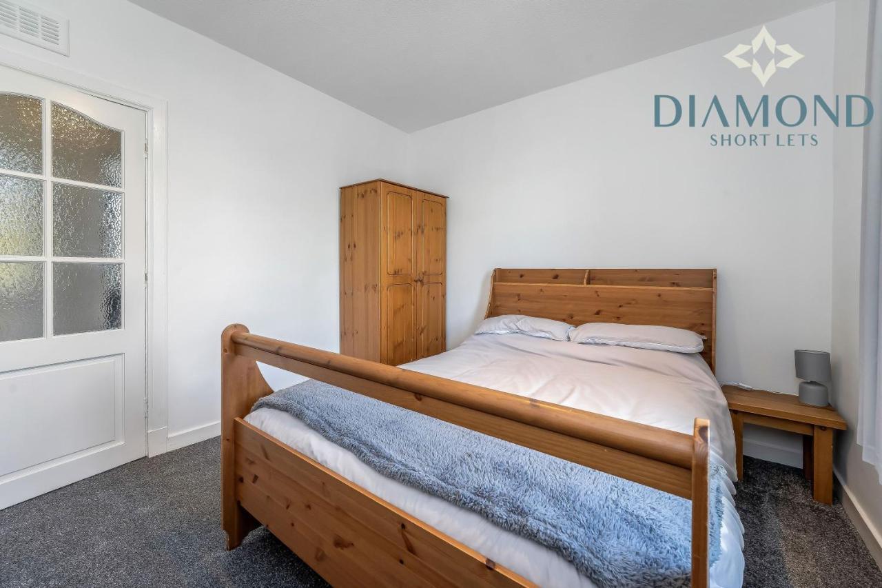 Cosy 2 Bed West End Free Parking Apartment *