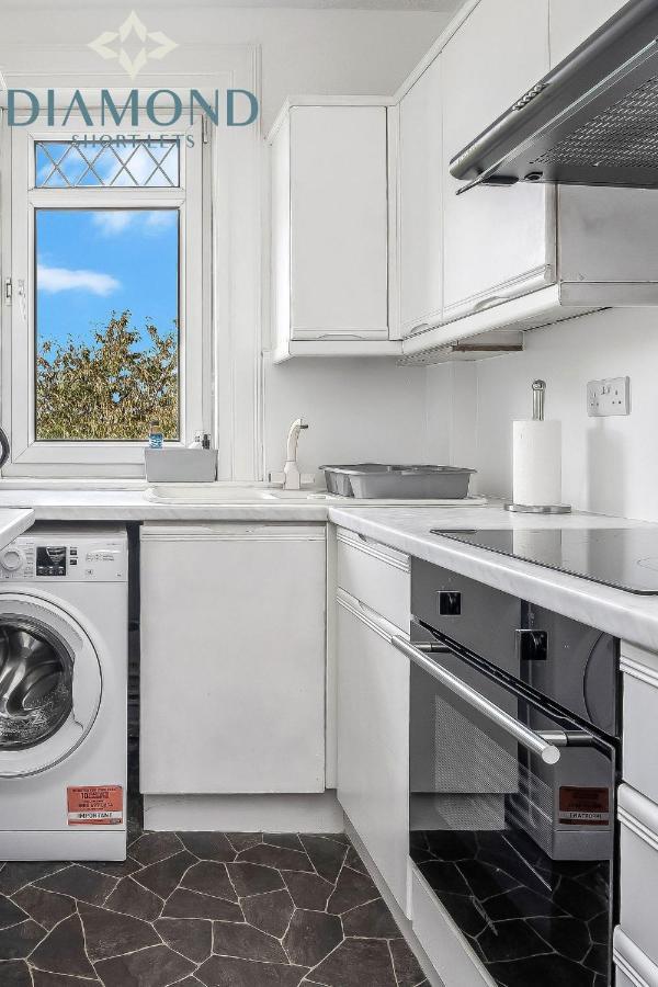 Cosy 2 Bed West End Free Parking *