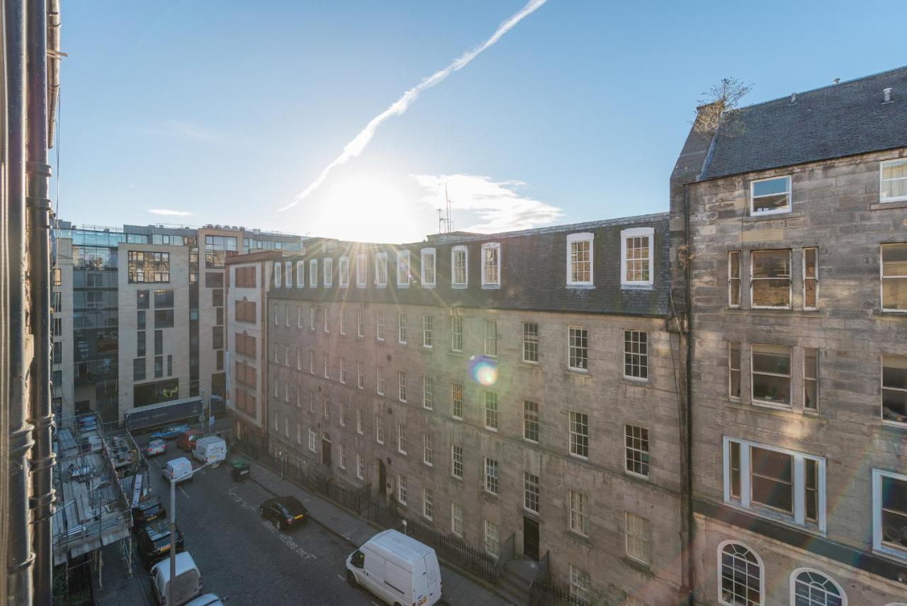 Bright And Modern 2 Bed Apartment *