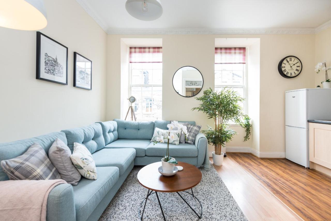 Bright And Modern 2 Bed Apartment