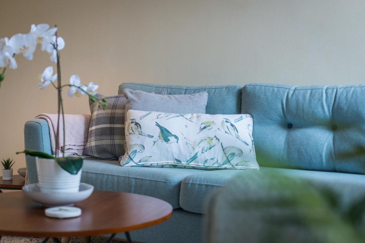 Bright And Modern 2 Bed Apartment