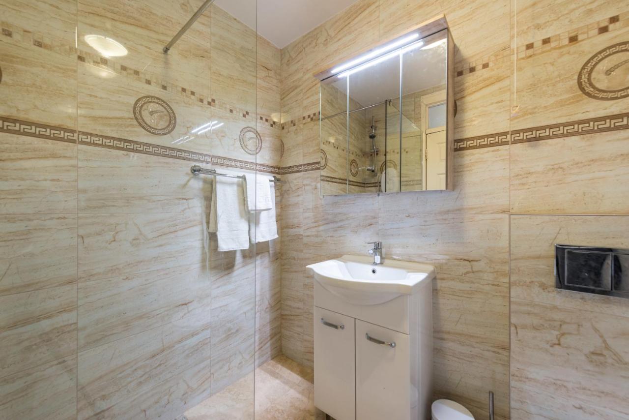 Bright And Modern 2 Bed Apartment
