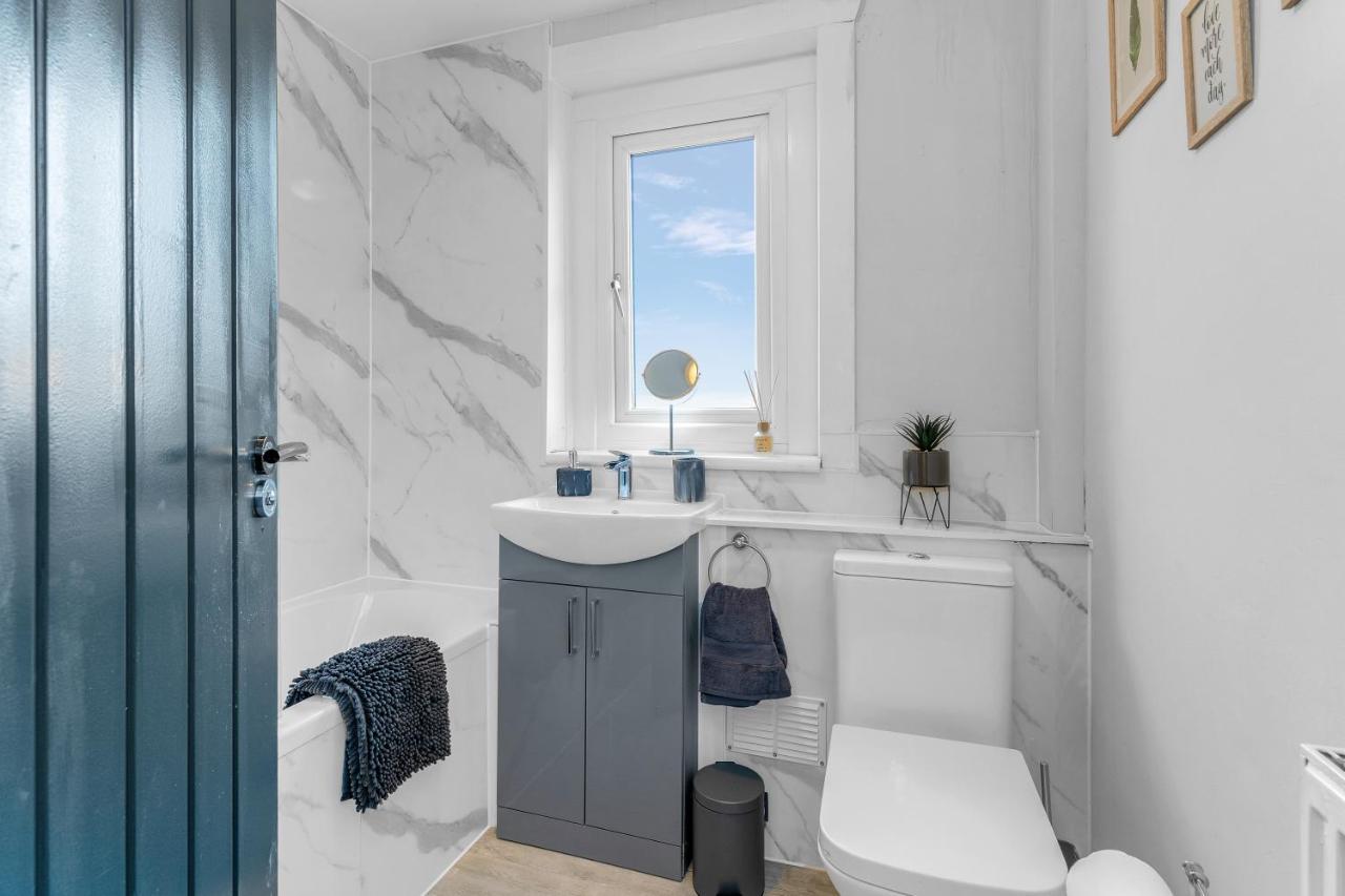 Modern & Spacious 2 Bedroom House - Free Parking - Front & Back Garden - Private Main Door Entrance * Edinburgh