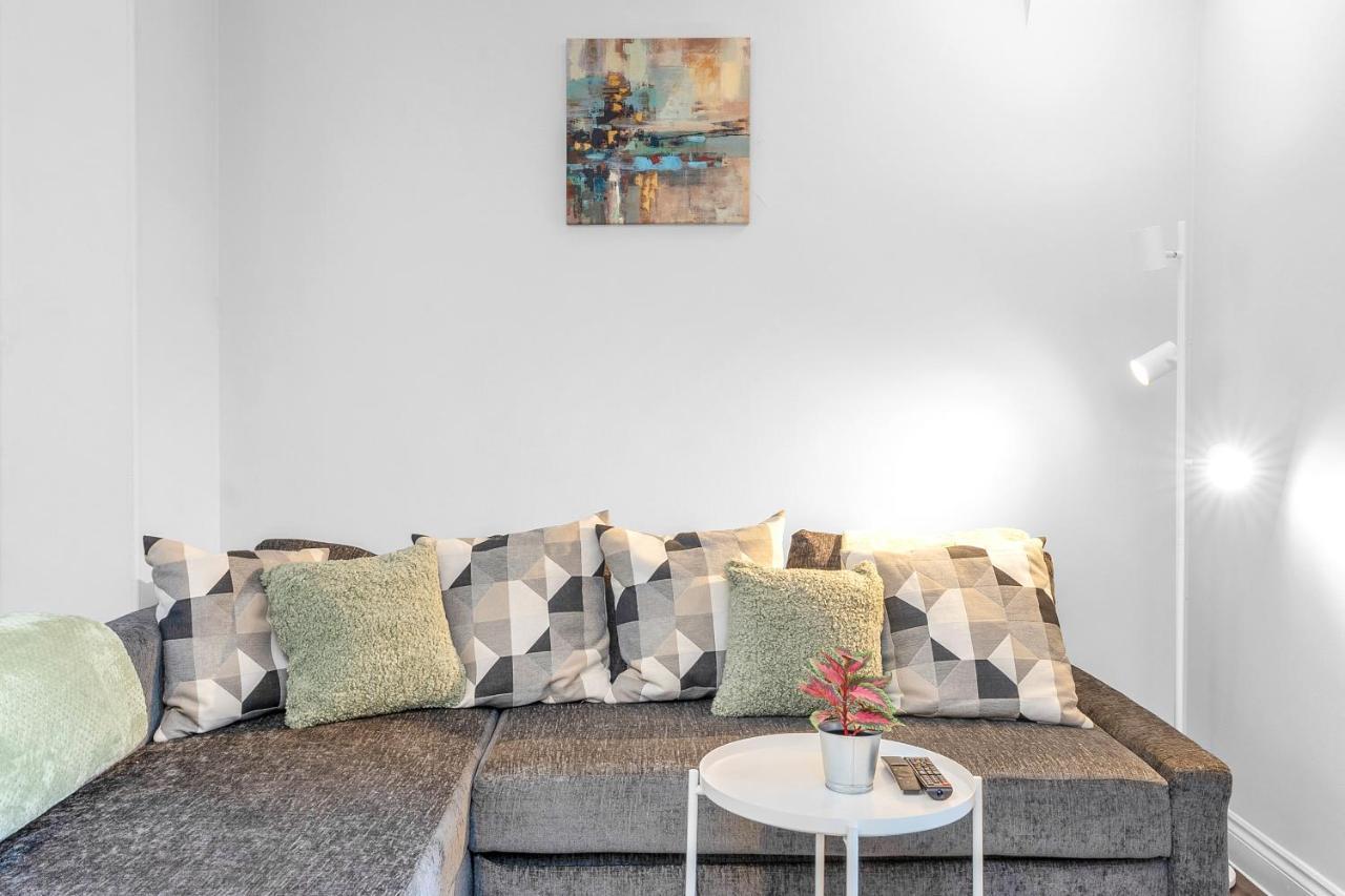 Modern & Spacious 2 Bedroom House - Free Parking - Front & Back Garden - Private Main Door Entrance Apartment