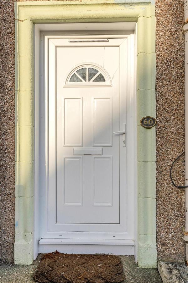 Modern & Spacious 2 Bedroom House - Free Parking - Front & Back Garden - Private Main Door Entrance Apartment *