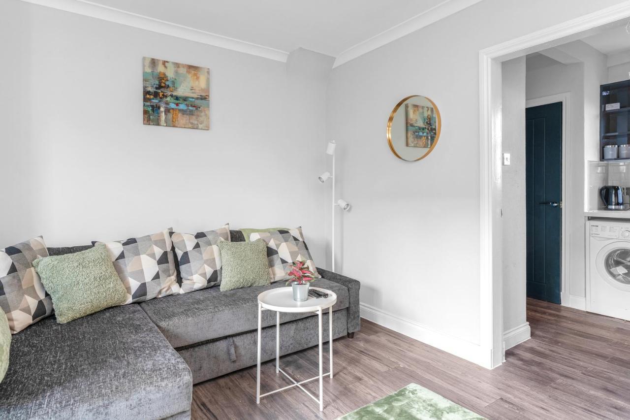 Modern & Spacious 2 Bedroom House - Free Parking - Front & Back Garden - Private Main Door Entrance