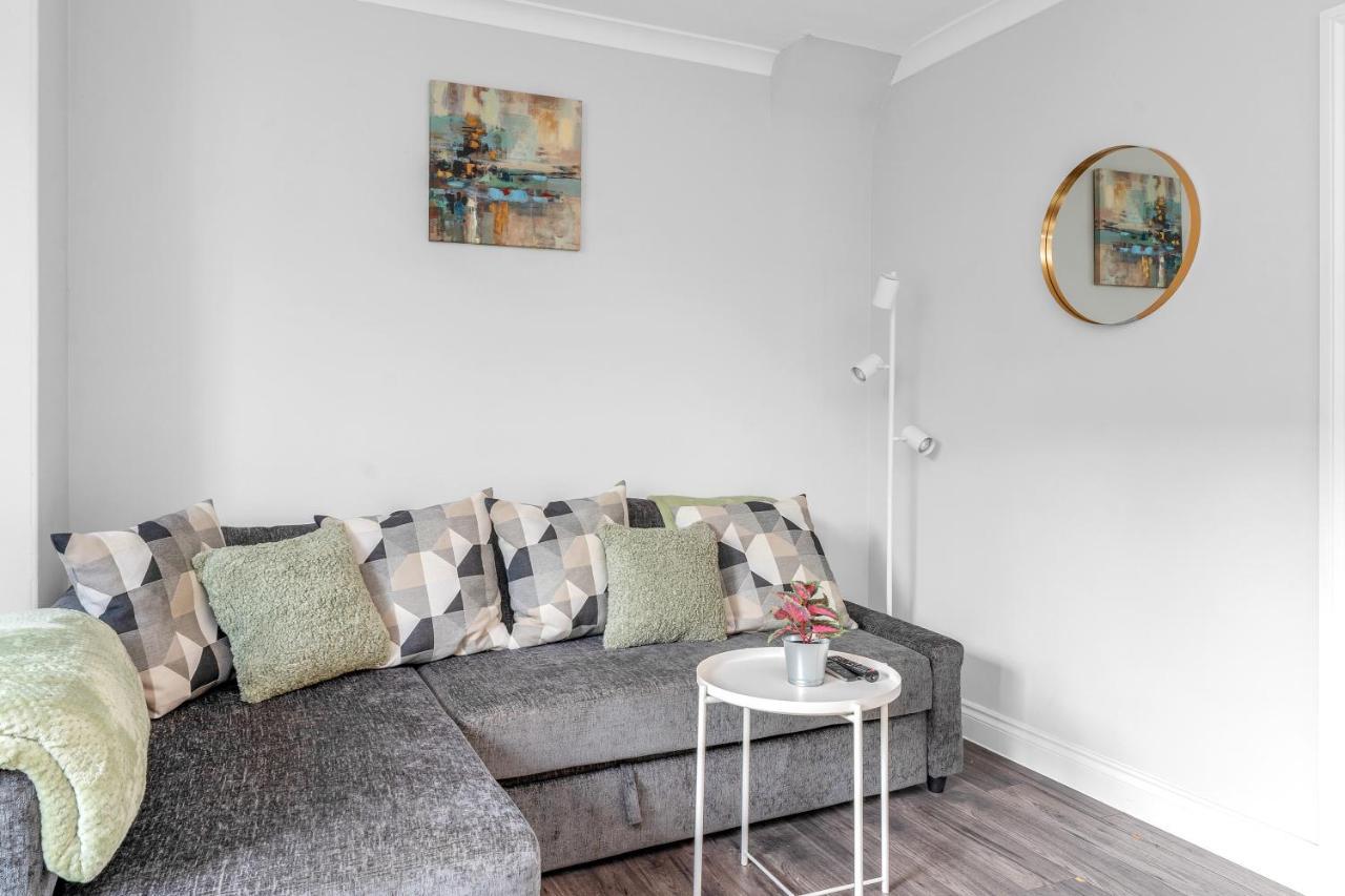 Modern & Spacious 2 Bedroom House - Free Parking - Front & Back Garden - Private Main Door Entrance Apartment