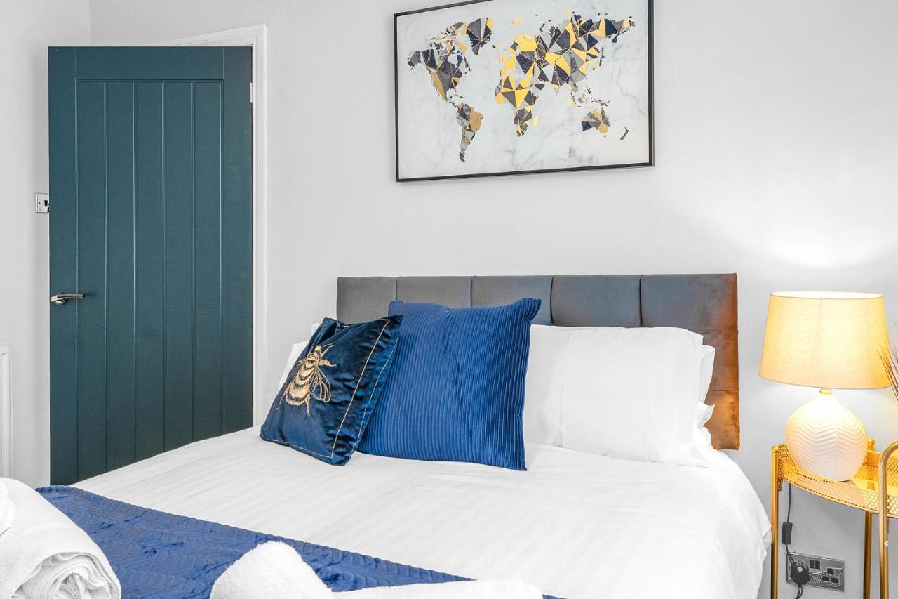 Apartment Modern & Spacious 2 Bedroom House - Free Parking - Front & Back Garden - Private Main Door Entrance *